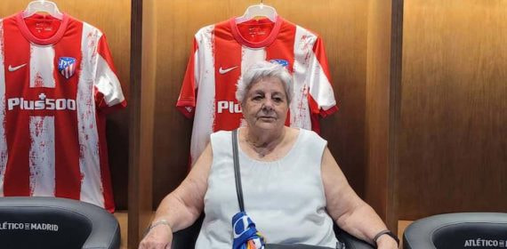 Lola sentada en la taquilla de Marcos Llorente en el Wanda.