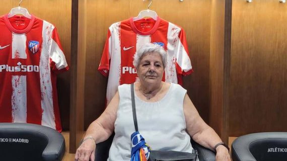 Lola sentada en la taquilla de Marcos Llorente en el Wanda.