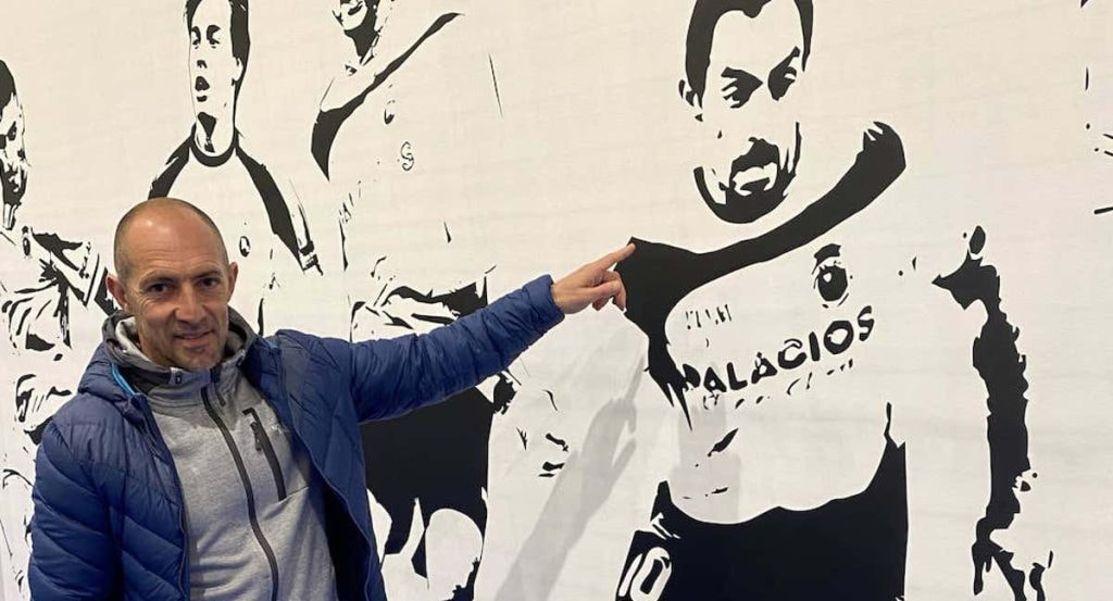 Pedro Munitis posa junto a un mural con su imagen en 'Futbox Santander'.