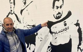 Pedro Munitis posa junto a un mural con su imagen en 'Futbox Santander'.