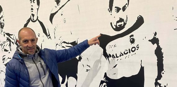 Pedro Munitis posa junto a un mural con su imagen en 'Futbox Santander'.