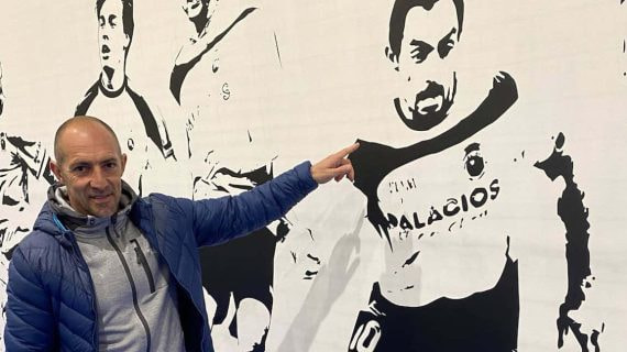 Pedro Munitis posa junto a un mural con su imagen en 'Futbox Santander'.