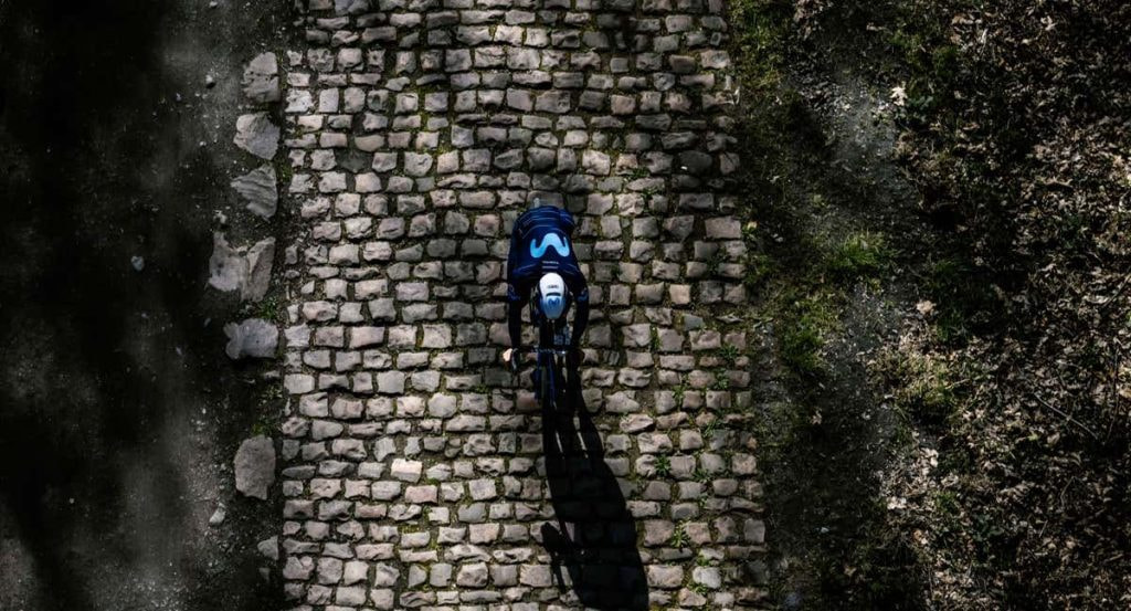 Un ciclista de Movistar Team reconoce uno de los sectores adoquinados de París-Roubaix.