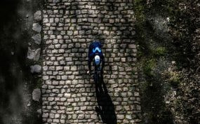 Un ciclista de Movistar Team reconoce uno de los sectores adoquinados de París-Roubaix.