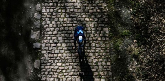Un ciclista de Movistar Team reconoce uno de los sectores adoquinados de París-Roubaix.