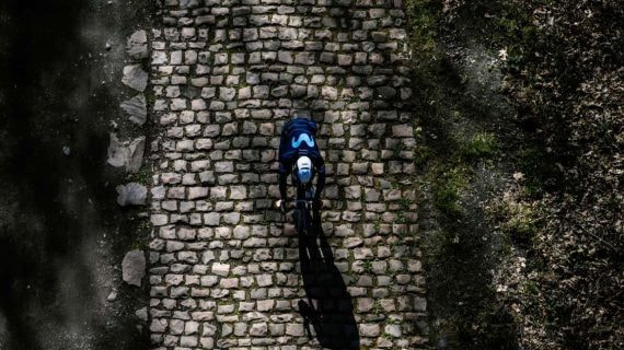 Un ciclista de Movistar Team reconoce uno de los sectores adoquinados de París-Roubaix.