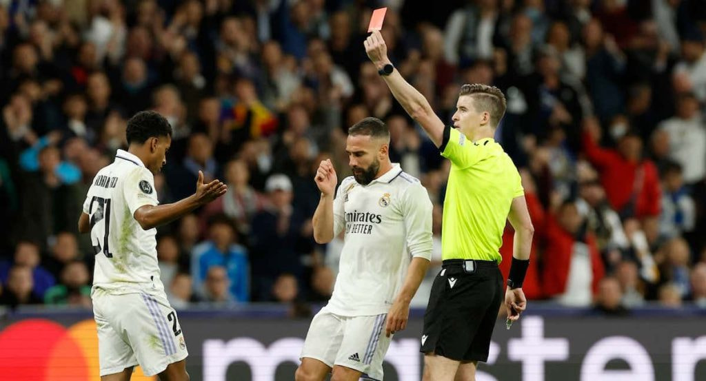 Tarjeta roja durante un partido del Real Madrid.