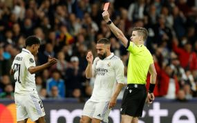Tarjeta roja durante un partido del Real Madrid.