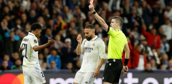 Tarjeta roja durante un partido del Real Madrid.