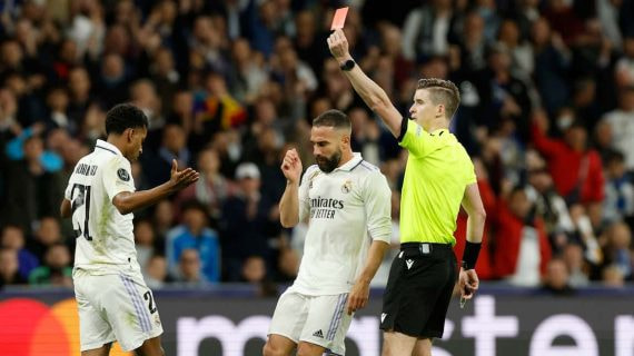 Tarjeta roja durante un partido del Real Madrid.
