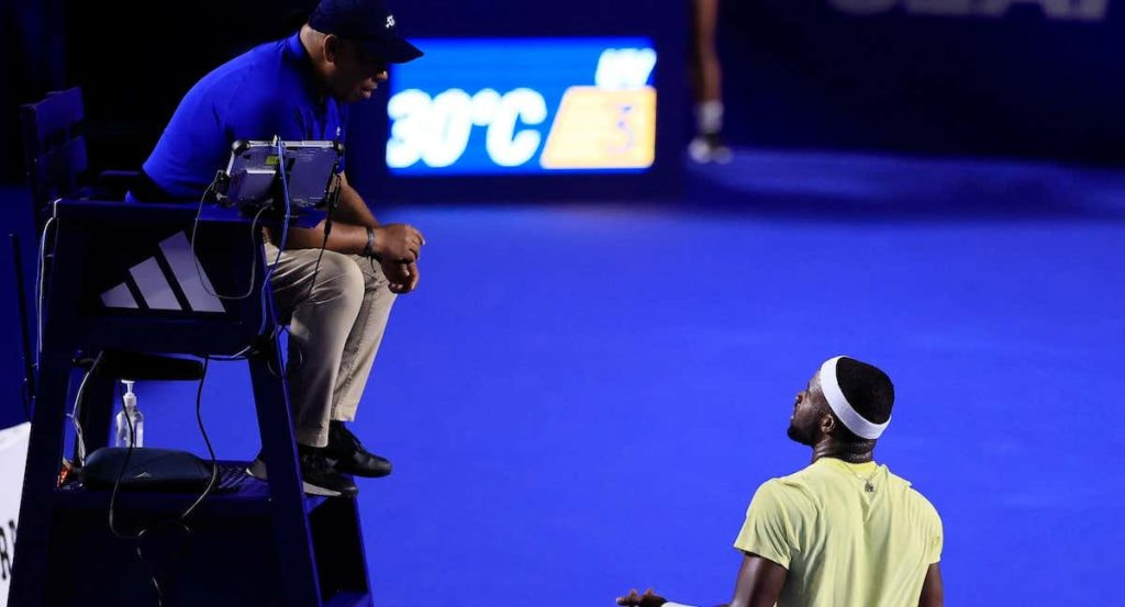 Francis Tiafoe discute con el juez de silla.