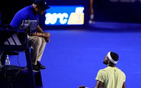 Francis Tiafoe discute con el juez de silla.