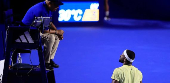 Francis Tiafoe discute con el juez de silla.