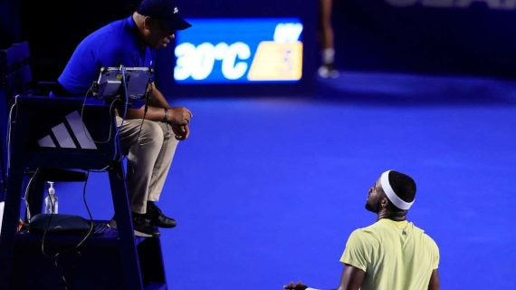 Francis Tiafoe discute con el juez de silla.