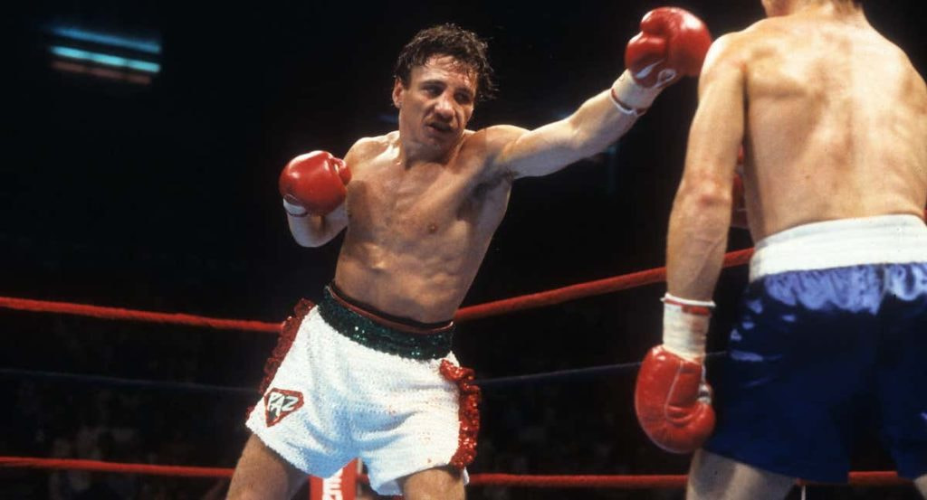Vinny Pazienza lanza un golpe durante su combate, por el Mundial IBF del ligero, ante Greg Haugen en junio de 1987.