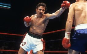 Vinny Pazienza lanza un golpe durante su combate, por el Mundial IBF del ligero, ante Greg Haugen en junio de 1987.
