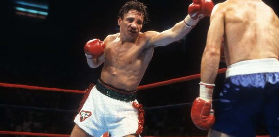 Vinny Pazienza lanza un golpe durante su combate, por el Mundial IBF del ligero, ante Greg Haugen en junio de 1987.