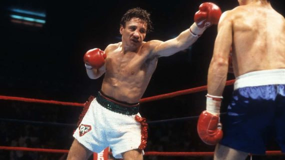 Vinny Pazienza lanza un golpe durante su combate, por el Mundial IBF del ligero, ante Greg Haugen en junio de 1987.