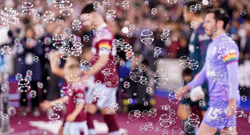 El ambiente de burbujas creado en la previa de un partido del West Ham.