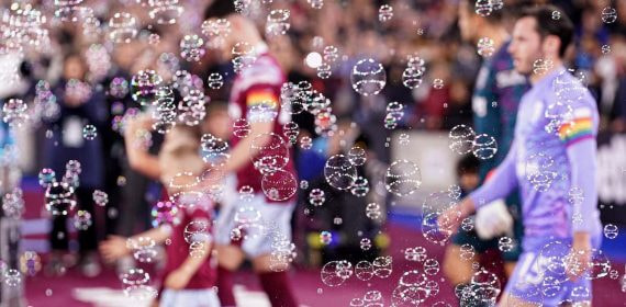 El ambiente de burbujas creado en la previa de un partido del West Ham.