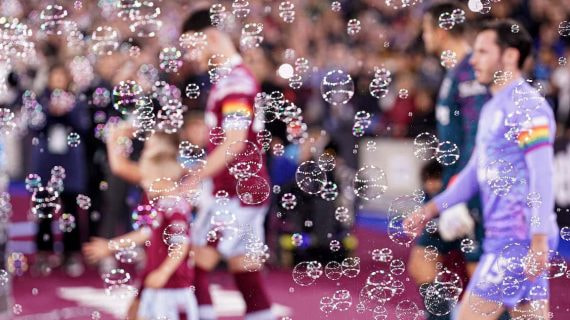 El ambiente de burbujas creado en la previa de un partido del West Ham.
