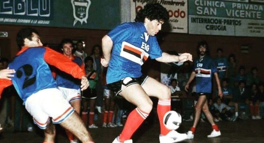 Maradona jugando un partido de fútbol sala en San Vicente con el Club Social y Deportivo Parque.