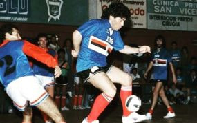 Maradona jugando un partido de fútbol sala en San Vicente con el Club Social y Deportivo Parque.