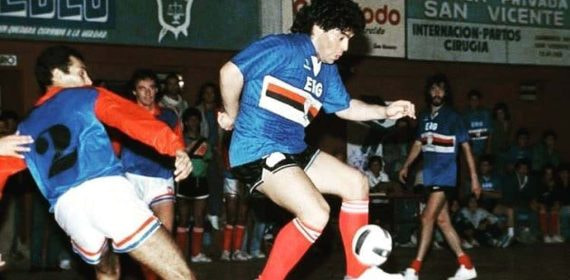 Maradona jugando un partido de fútbol sala en San Vicente con el Club Social y Deportivo Parque.