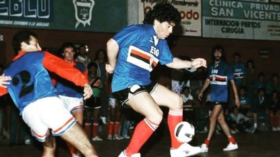 Maradona jugando un partido de fútbol sala en San Vicente con el Club Social y Deportivo Parque.