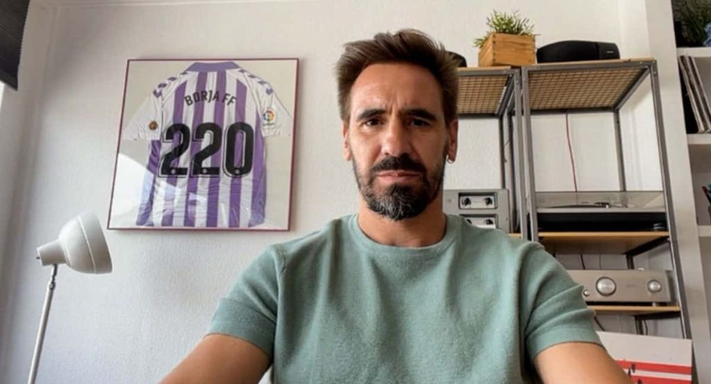 Borja Fernández atendiendo a Relevo desde su casa, en Valladolid.