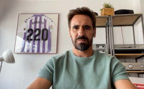 Borja Fernández atendiendo a Relevo desde su casa, en Valladolid.