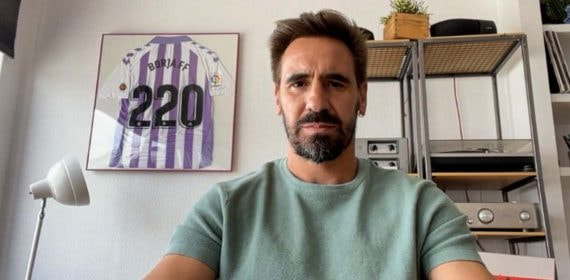 Borja Fernández atendiendo a Relevo desde su casa, en Valladolid.