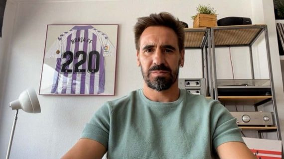 Borja Fernández atendiendo a Relevo desde su casa, en Valladolid.