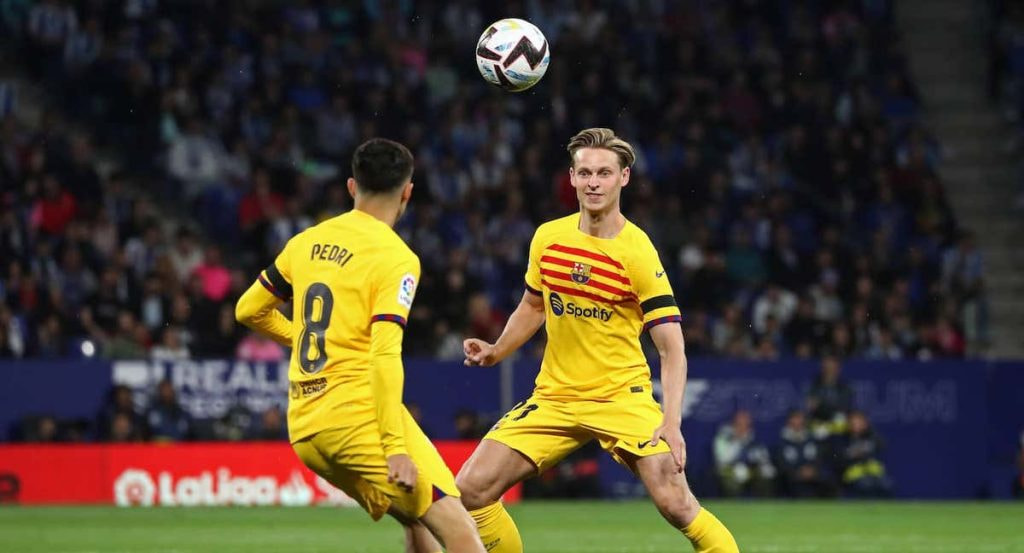 De Jong y Pedri durante el derbi.