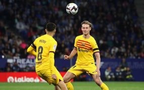 De Jong y Pedri durante el derbi.