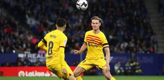 De Jong y Pedri durante el derbi.