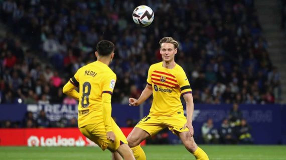 De Jong y Pedri durante el derbi.