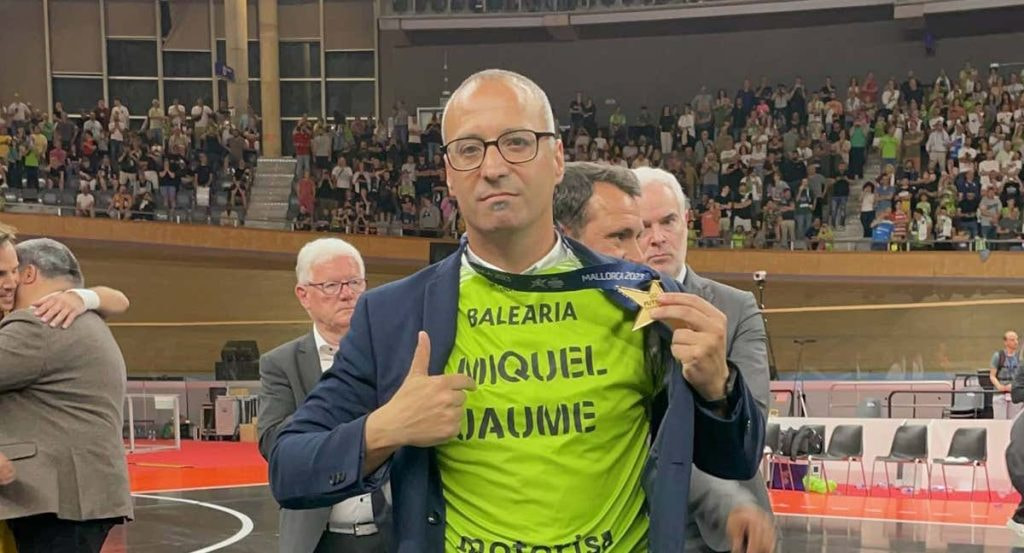 El entrenador del Mallorca Palma Futsal, Antonio Vadillo, recogió el título con una camiseta dedicada a Miquel Jaume.