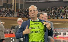 El entrenador del Mallorca Palma Futsal, Antonio Vadillo, recogió el título con una camiseta dedicada a Miquel Jaume.