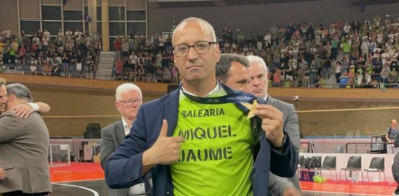El entrenador del Mallorca Palma Futsal, Antonio Vadillo, recogió el título con una camiseta dedicada a Miquel Jaume.