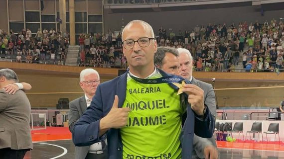 El entrenador del Mallorca Palma Futsal, Antonio Vadillo, recogió el título con una camiseta dedicada a Miquel Jaume.