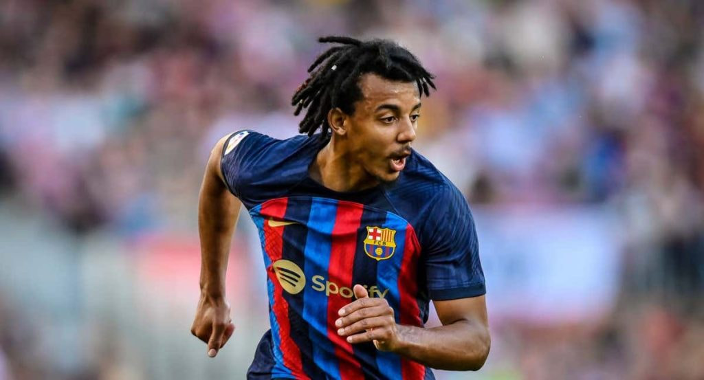 Koundé durante un partido con el Barcelona.