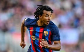 Koundé durante un partido con el Barcelona.