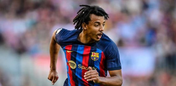 Koundé durante un partido con el Barcelona.