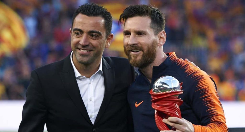 Xavi le entrega a Leo Messi el premio a mejor jugador del mes en mayo de 2018.
