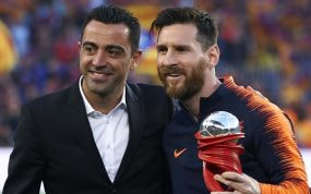 Xavi le entrega a Leo Messi el premio a mejor jugador del mes en mayo de 2018.