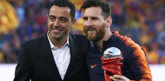 Xavi le entrega a Leo Messi el premio a mejor jugador del mes en mayo de 2018.