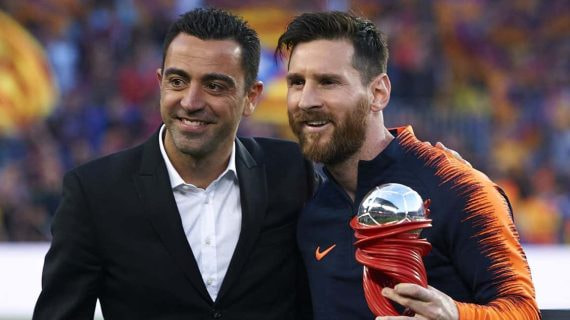 Xavi le entrega a Leo Messi el premio a mejor jugador del mes en mayo de 2018.