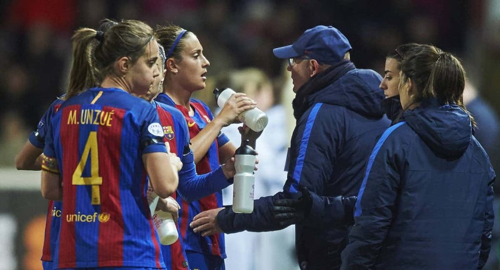 Xavi Llorens charla con Alexia Putellas durante su etapa como entrenador del Barça.