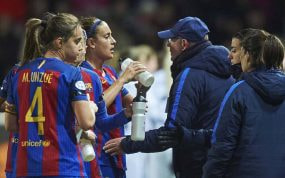 Xavi Llorens charla con Alexia Putellas durante su etapa como entrenador del Barça.